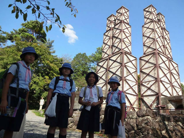 韮山反射炉の前で